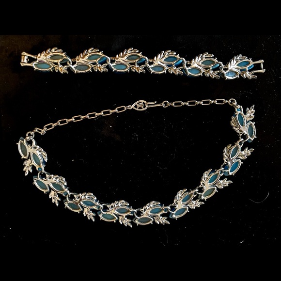 Vintage Silvertone Necklace and Bracelet Set - Picture 2 of 3